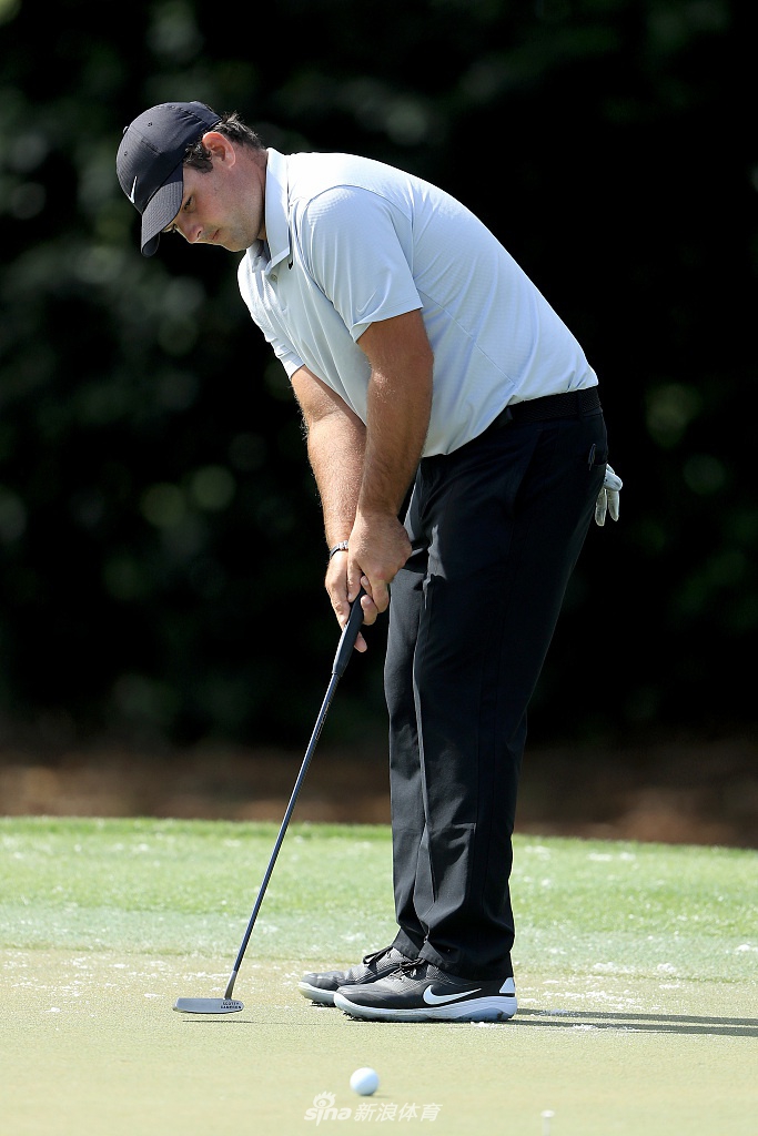 山姆·桑德斯神情专注地站上发球台，准备挥杆，仿佛在感受外祖父帕尔默留在这片土地上的精神力量