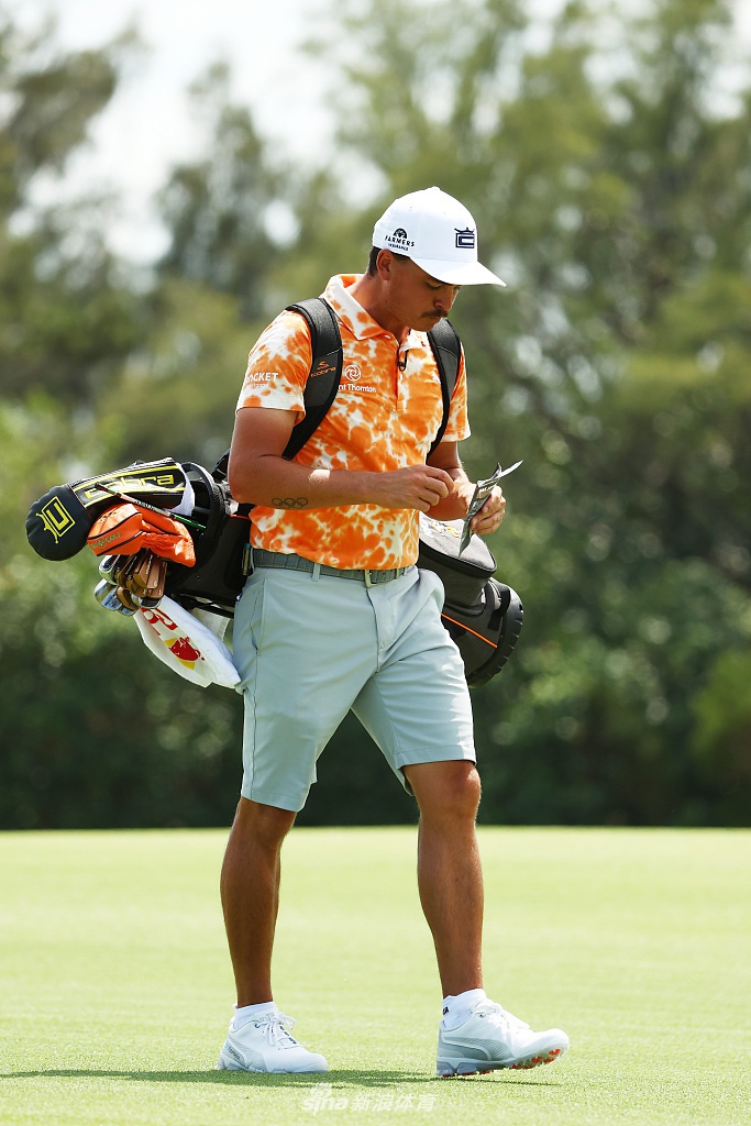 达斯汀·约翰逊开球瞬间，身体极致扭转释放磅礴力量