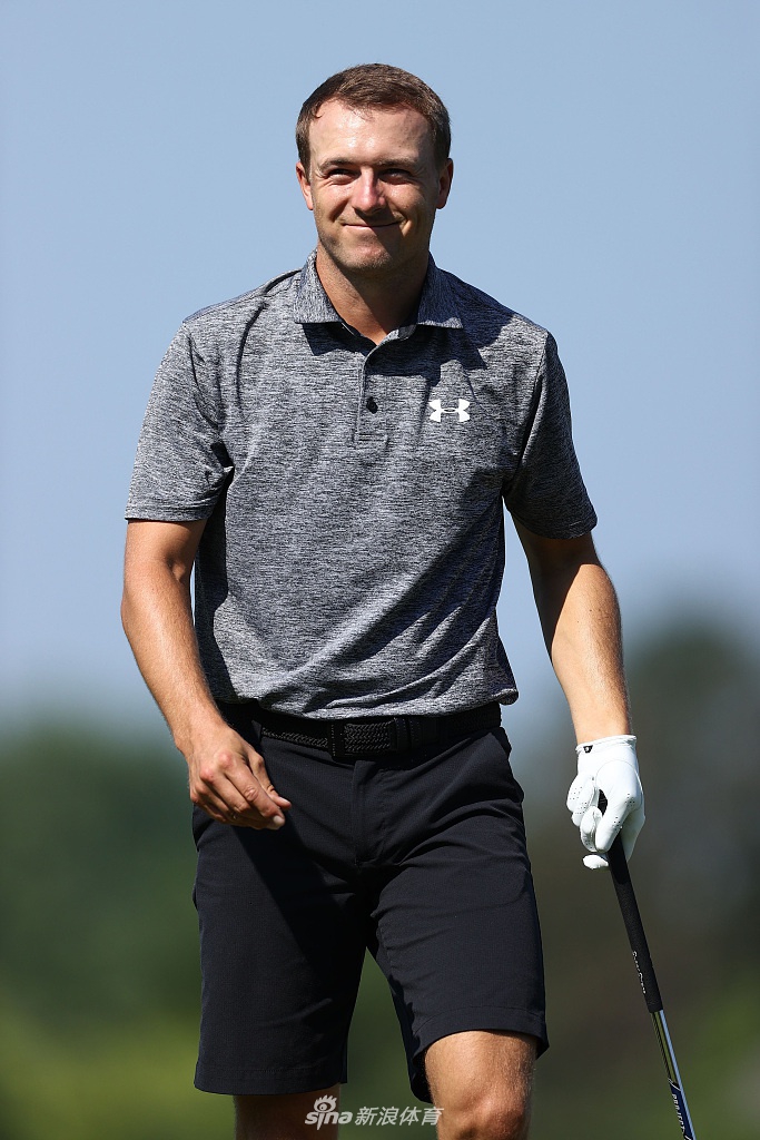 一位球员正在仔细擦拭心爱的推杆,器械的保养与心态的调整同样重要