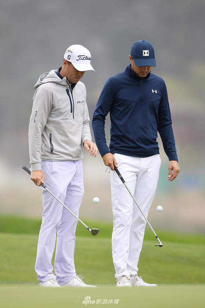 弗利特伍德在夕阳下的练习场上优雅挥杆，剪影如画，专注雕琢每一击