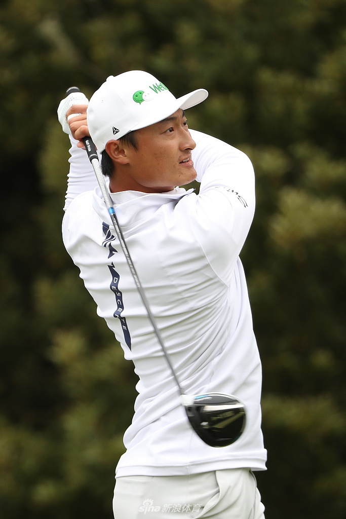 李昊桐与球童在球道上并肩前行，认真商讨下一杆策略，团队协作是比赛中的重要部分