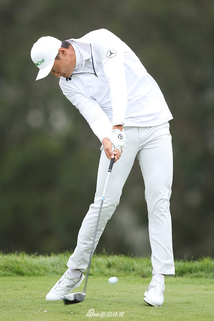 夕阳下的李昊桐侧影，他正收拾球包，身影被拉长，仿佛寓意着中国高尔夫漫长而充满希望的征程