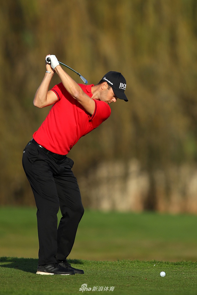 夺冠后，麦克高文与球童深情拥抱，喜悦与感激之情溢于言表，共享来之不易的胜利时刻。