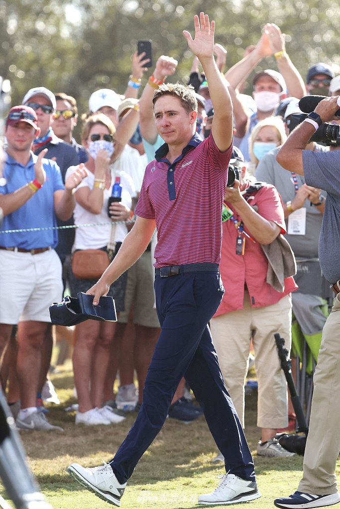 冠军捧杯的侧面特写，银光闪闪的奖杯与奥尔蒂斯坚毅的面庞相得益彰