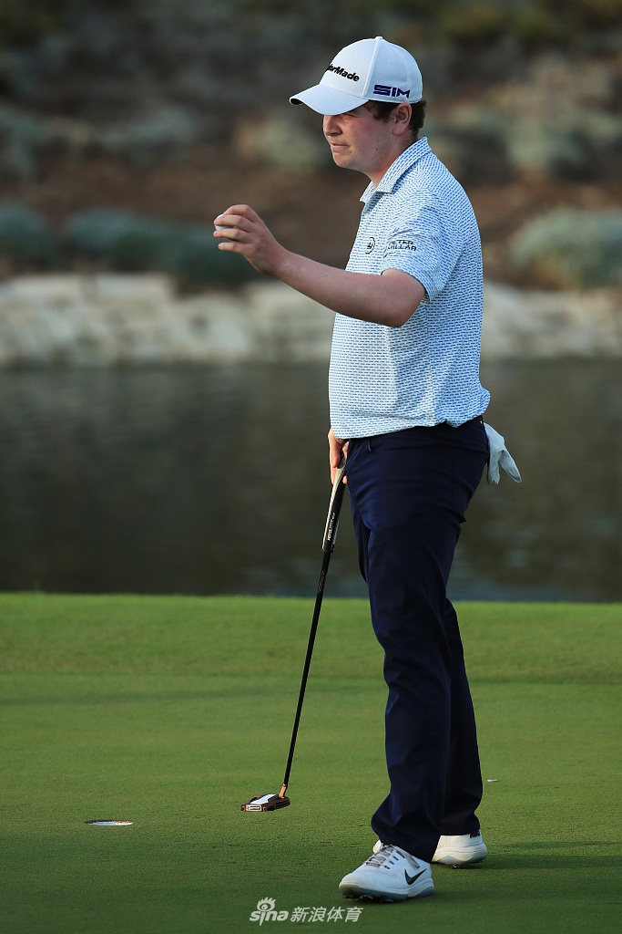 赛后，年轻的麦金泰尔眼含热泪，深情亲吻着来之不易的欧巡赛冠军奖杯。