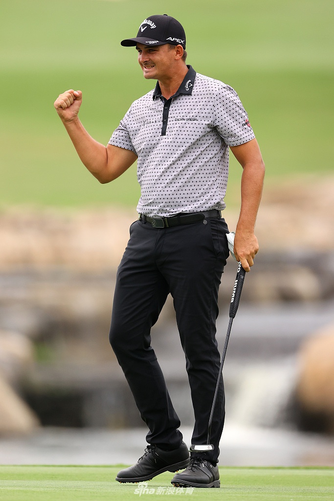 冠军伯泽伊登霍特优雅挥杆，身姿挺拔，动作流畅如画