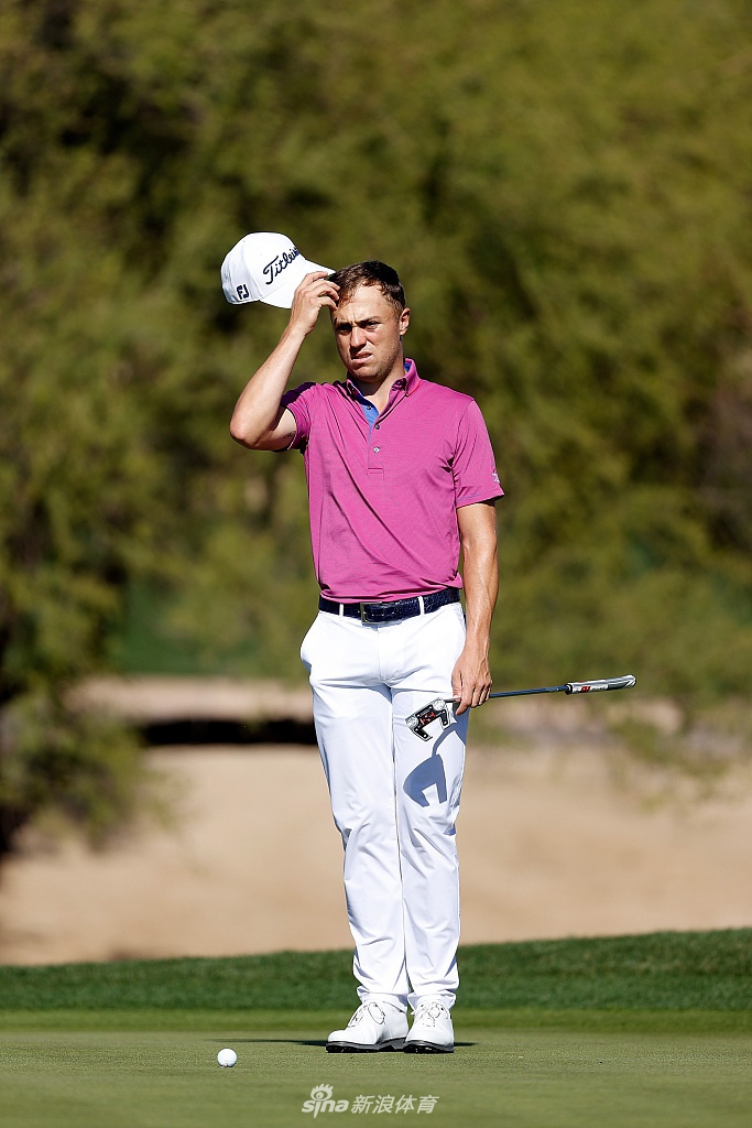 福勒在人群中击球，虽观众数量有限，但赛场仪式感丝毫未减。