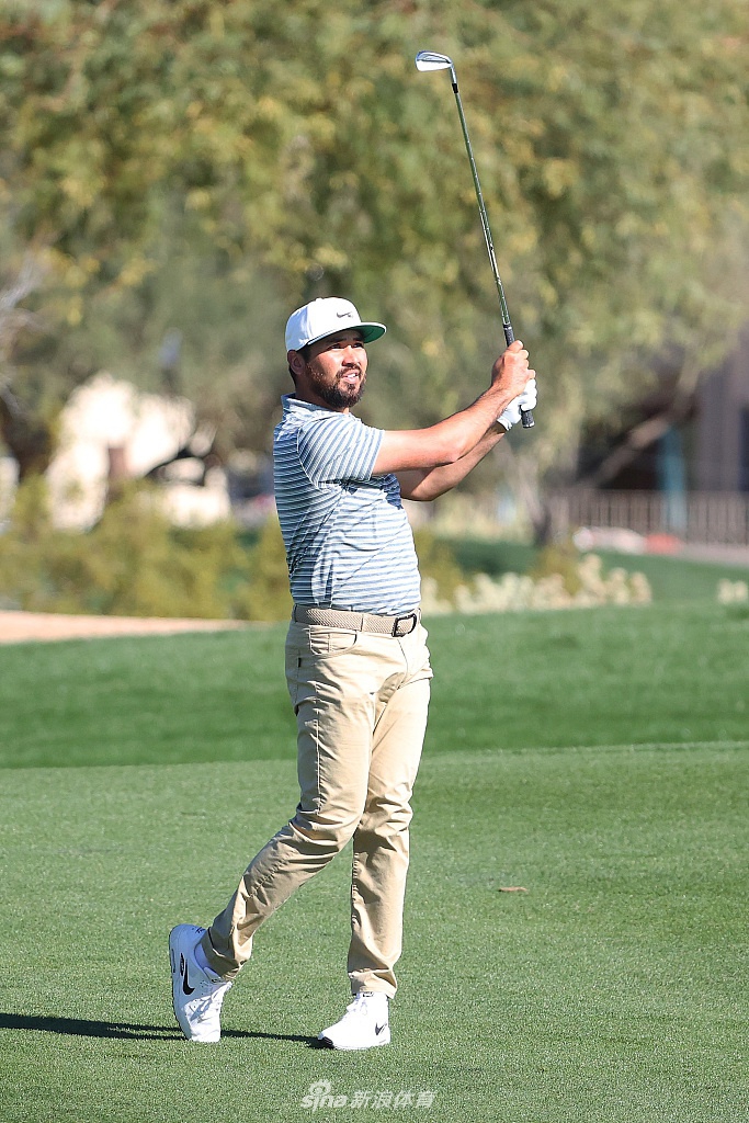 一位球员迎着晨光开球，新一天的比赛充满希望与可能。