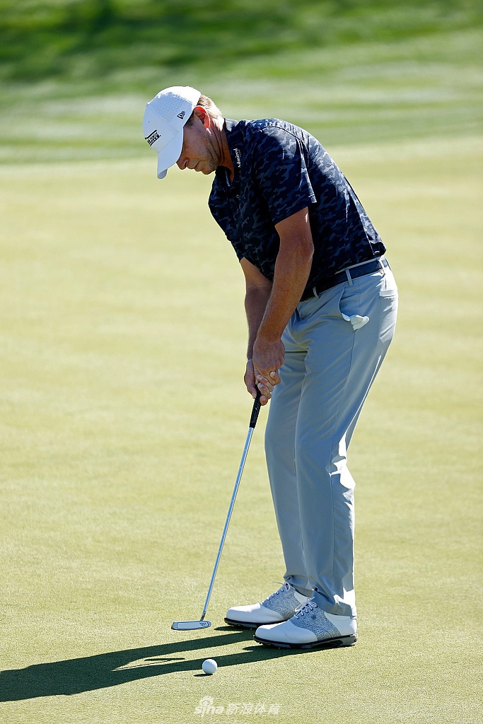 狂热球迷聚集在第16洞看台，构成色彩斑斓的人海背景