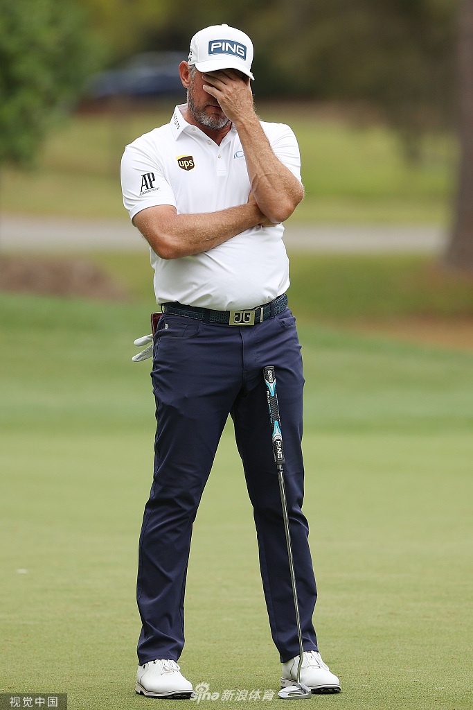 一位球员在沙坑中救球，沙粒飞溅的瞬间充满动感与张力