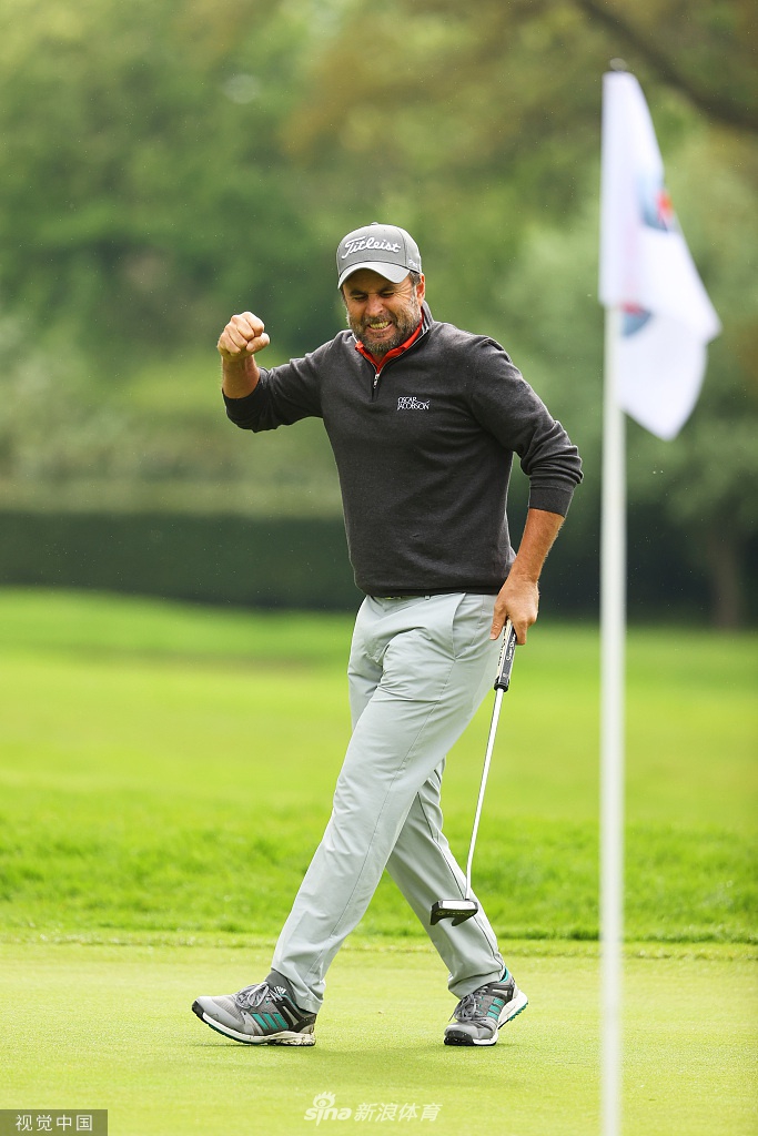 布兰德深情亲吻冠军奖杯，闭目享受梦想成真的神圣一刻。