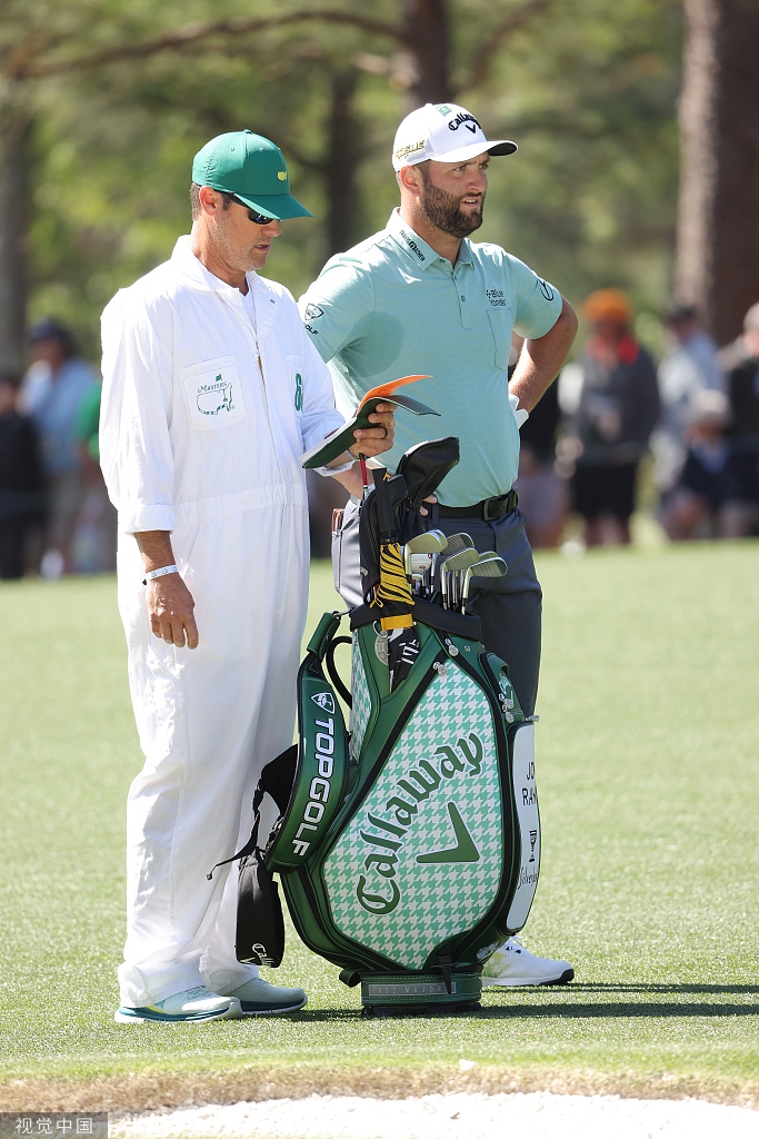 森川目睹自己的切球完美进洞,面露谦逊而满足的微笑