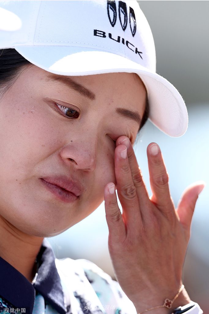 查莉-赫尔深情亲吻冠军奖杯,笑容灿烂沉醉于胜利喜悦