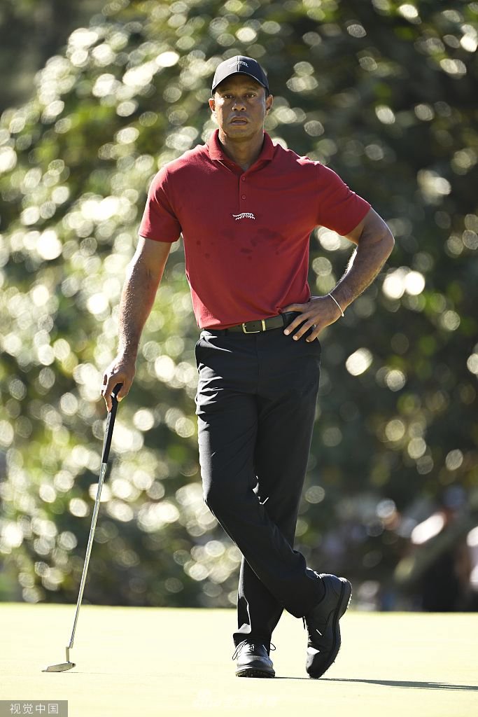 伍兹与儿子查理在练习场亲密互动,低头私语,高尔夫的火种与深沉父爱在阳光下静静传递