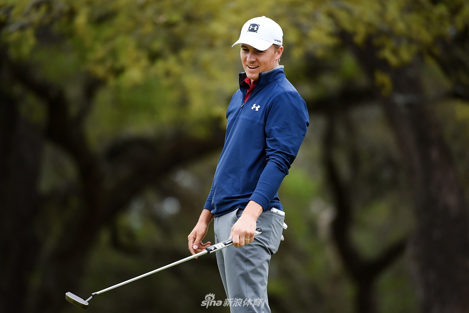 马特·华莱士潇洒挥杆瞬间，球杆划破天空，身躯扭转充满力量，背景是德州开阔的蓝天与绿茵