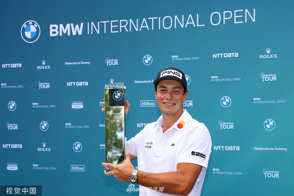 霍夫兰在球道上全力挥杆,身体扭转如满弓,白色小球在蓝天背景下划出优美弧线