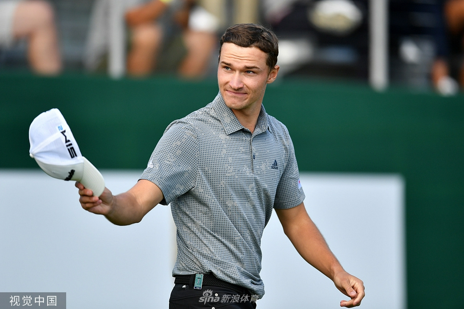 海格在球道上稳健挥杆,身后是云雾缭绕的阿尔卑斯山绝美景致。