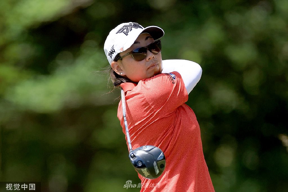 颁奖仪式上，李旻智被金色的冠军彩带围绕，她开怀大笑，与团队成员紧紧拥抱，共享这来之不易的胜利时刻。