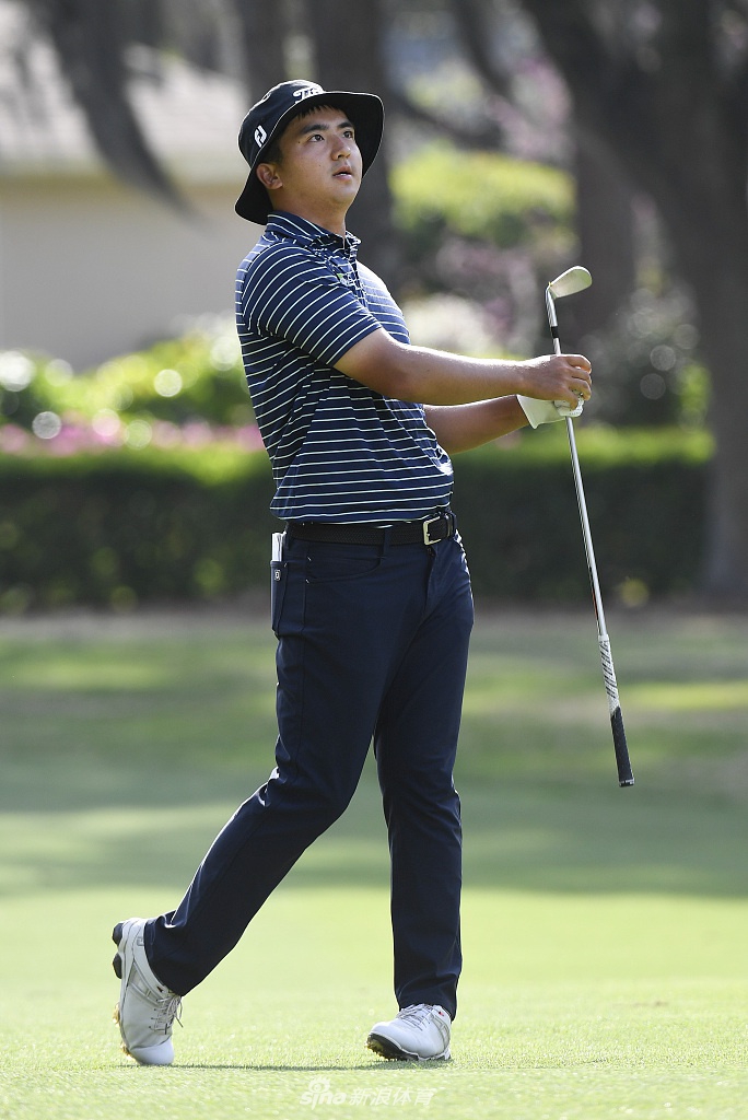 麦格里维在长草中处理困难球位，他蹲下身仔细评估击球线路，展现了职业球员的专注与耐心。