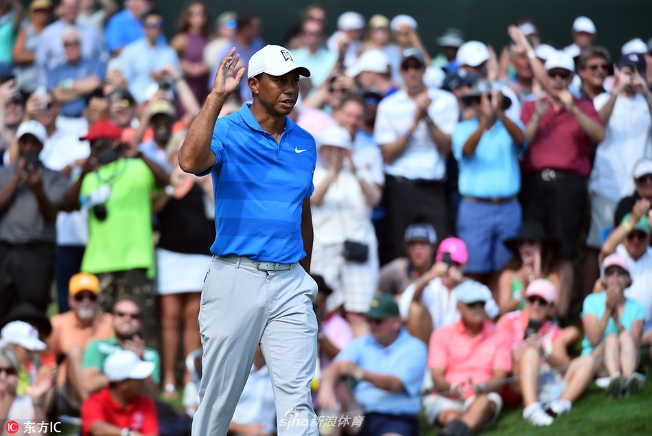 夕阳下老虎伍兹背着球包独自离场的背影，坚毅而略显孤独
