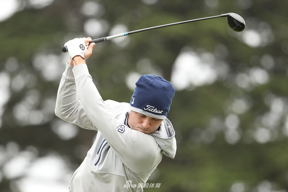 科普卡神色坚毅地进行推杆练习，卫冕冠军对果岭的每一寸变化都了然于胸