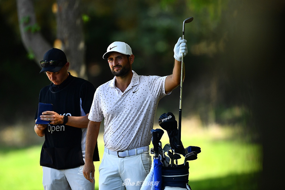 布兰登-斯通在比赛中优雅挥杆，他渴望在家乡完成南非三大赛的冠军“全满贯”。