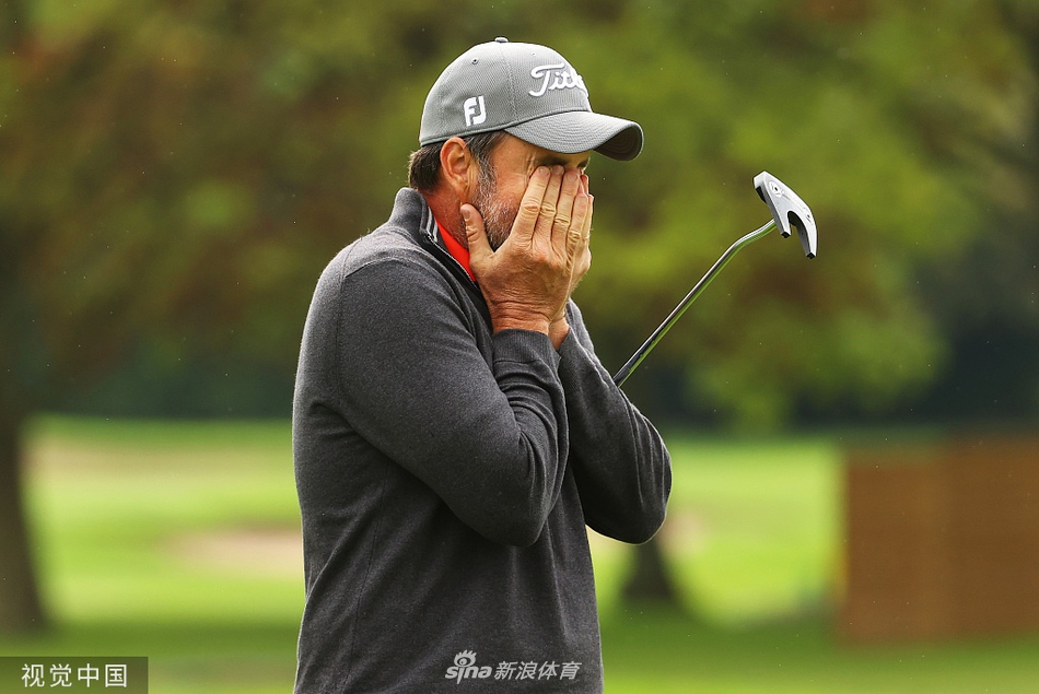 布兰德激动地掩面而泣，身旁的奖杯在灯光下闪耀， encapsulating the emotional release of a lifetime's pursuit。