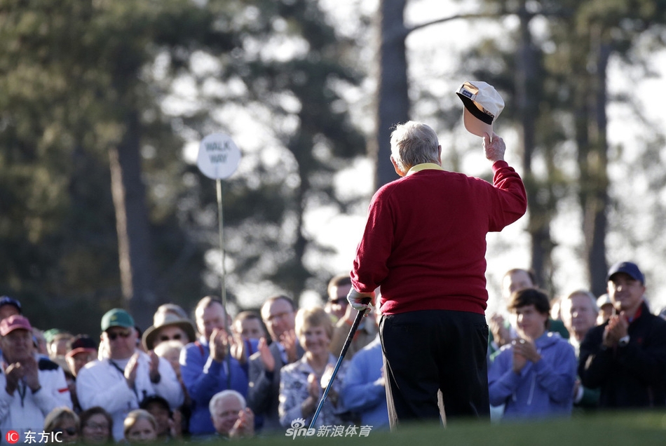 现场观众集体起立鼓掌,向两位高尔夫界的活化石致以最崇高、最持久的敬意。