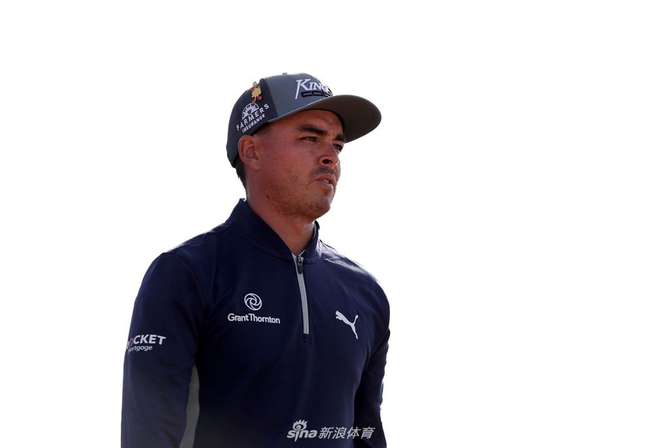 里奇·福勒在四号五杆洞果岭边凝神观察线路，准备拿下关键的老鹰推杆