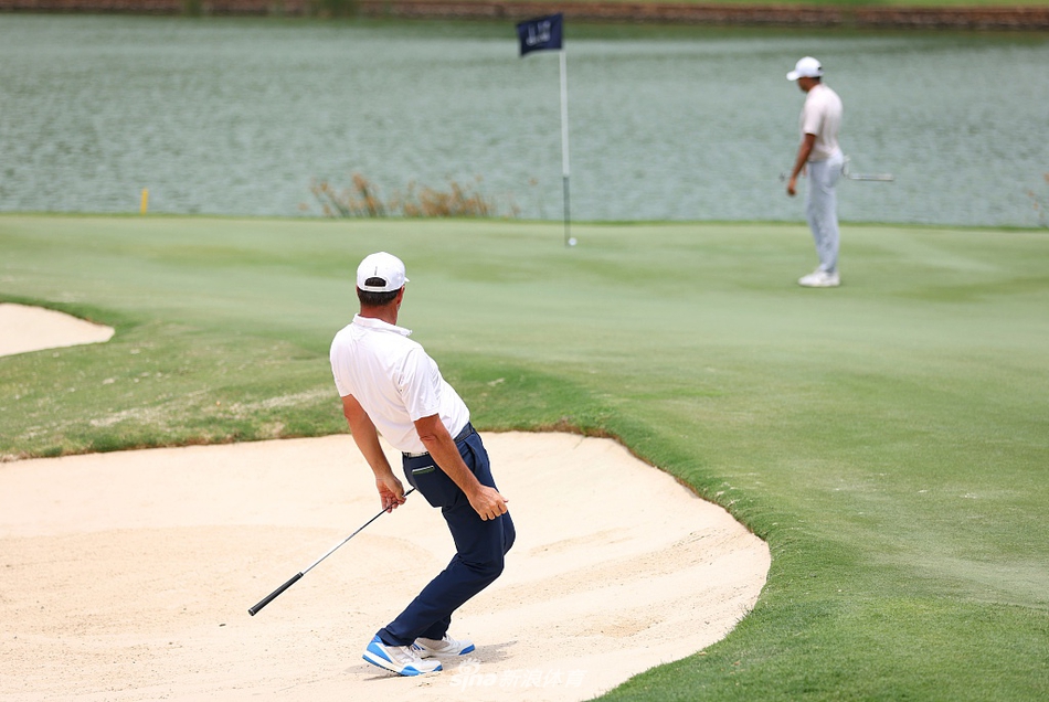 颁奖典礼现场，彩花漫天飞舞，冠军被荣誉与欢呼包围的辉煌瞬间