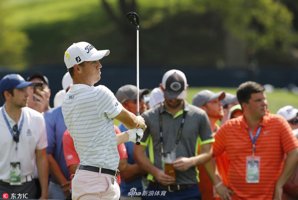 贾斯汀·托马斯作为卫冕冠军在首轮比赛中开球，他与同组的伍兹、麦克罗伊共同组成了赛事的焦点。