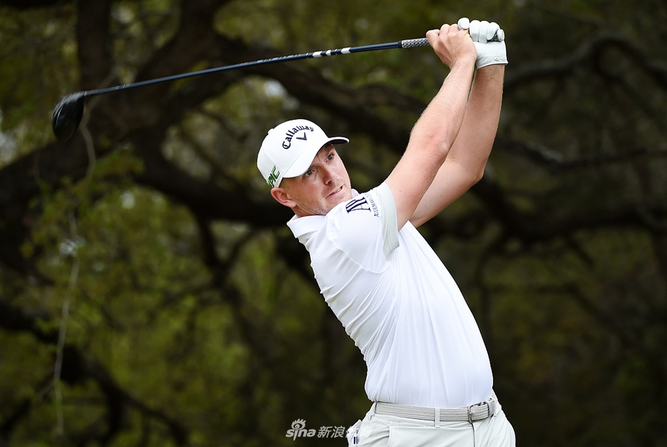 查利·霍夫曼俯身仔细观察果岭草纹，指尖轻触地面，阅读着决定小球滚动的细微奥秘