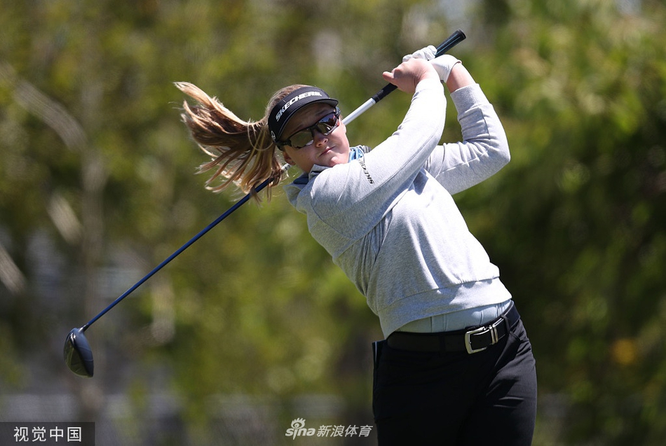 加拿大球星布鲁克·亨德森在发球台上凝视远方，尽管开局不顺，但眼神中仍充满斗志。