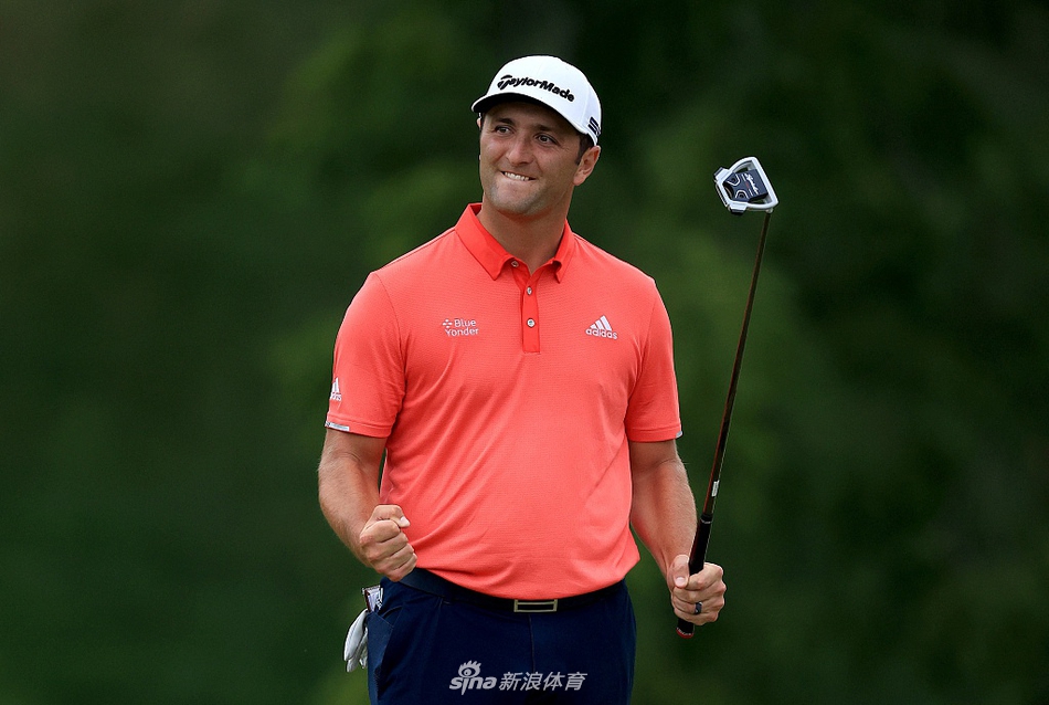 激情释放：拉姆紧握双拳，面向青天张开双臂发出胜利的怒吼，他身后的球场辽阔无边，这一刻，所有的压力与奋斗都化为了冲天豪情。