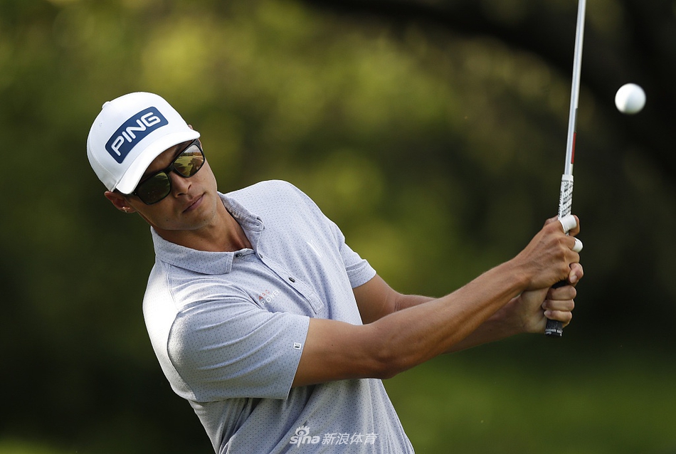 约翰尼斯-沃尔曼在球道上观察形势，他首轮从开局柏忌中迅速调整，最终冲至前列。