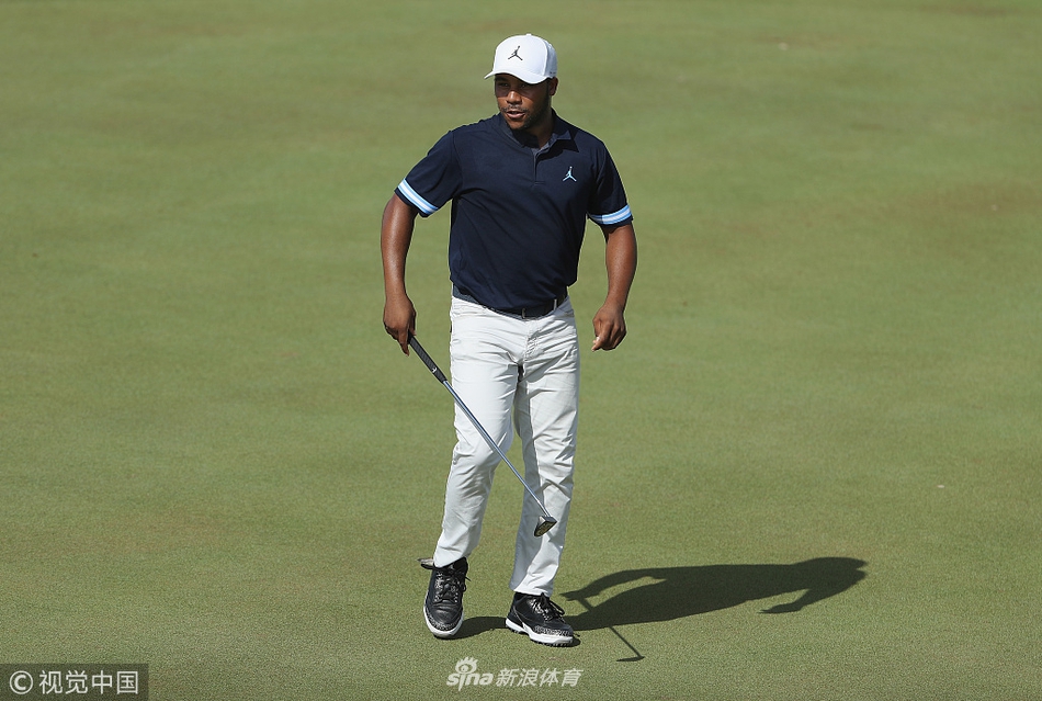 张新军收官洞推杆入洞瞬间，喜悦与释然洋溢在阳光灿烂的脸上