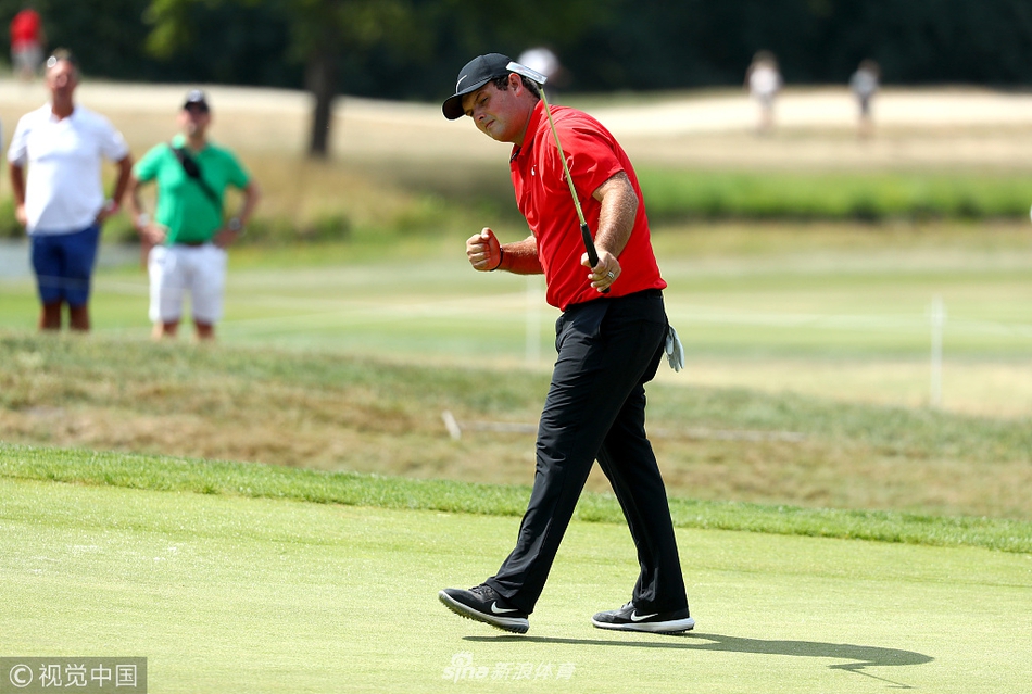 帕特里克·瑞德在完成一记好球后，紧握右拳振臂庆祝，脸上洋溢着自信与霸气的神情。