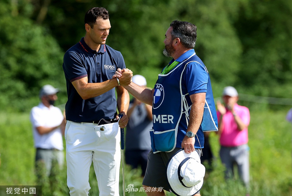 凯梅尔在沙坑中救球,沙粒飞扬瞬间展现精湛短杆技术,专注眼神紧盯果岭方向