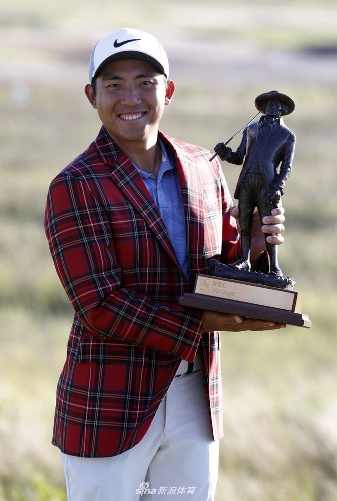 潘政琮穿上象征传承高球赛荣耀的红格子冠军夹克，笑容灿烂如海港城的阳光