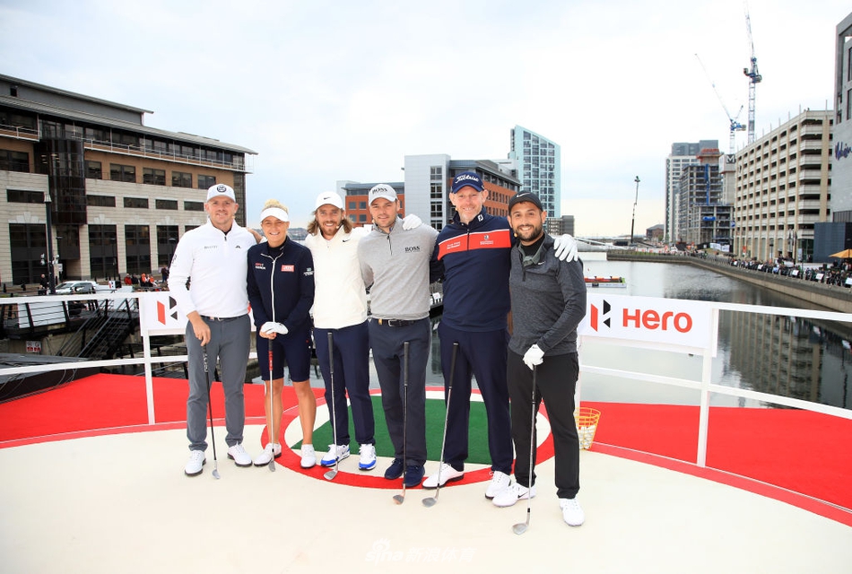 参赛球星们并肩站立进行合影，从左至右依次为华莱士、凯梅尔、冠军弗利特伍德、哈顿与赫尔，背景是广阔的球场与众多观众，场面盛大。