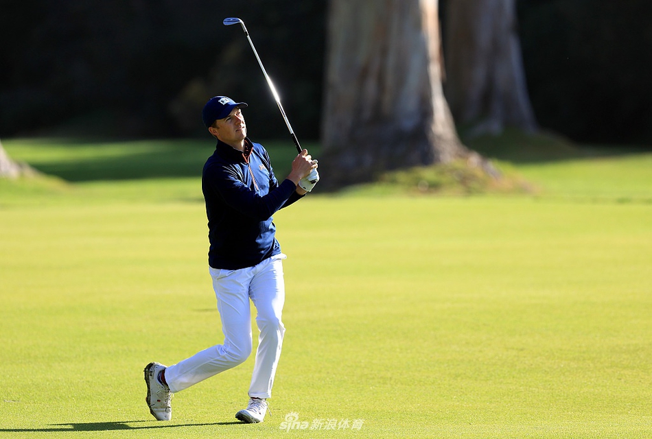 亚当·斯科特完成一记漂亮的推杆后露出微笑,他的低杆数引爆全场