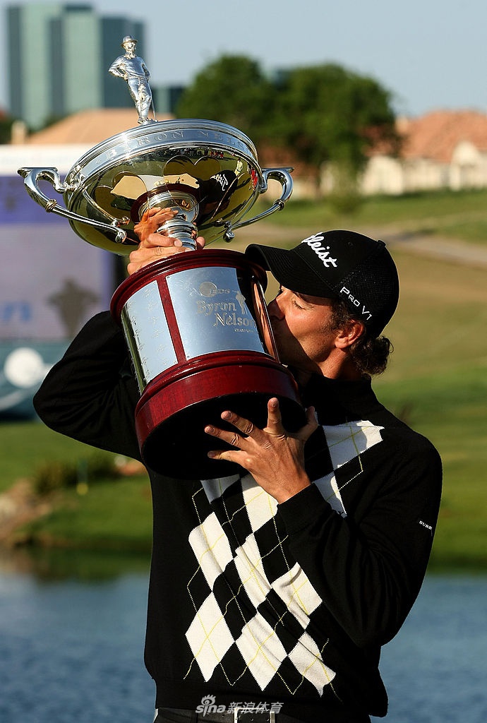 夕阳下的练习果岭,冠军仍在独自推杆,漫长的影子诉说着荣耀背后日复一日的坚持