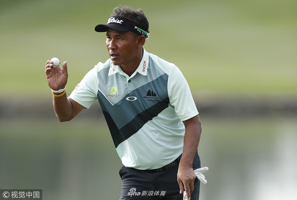 香港公开赛首轮战罢，选手们穿过传统亭桥，走向下一个挑战