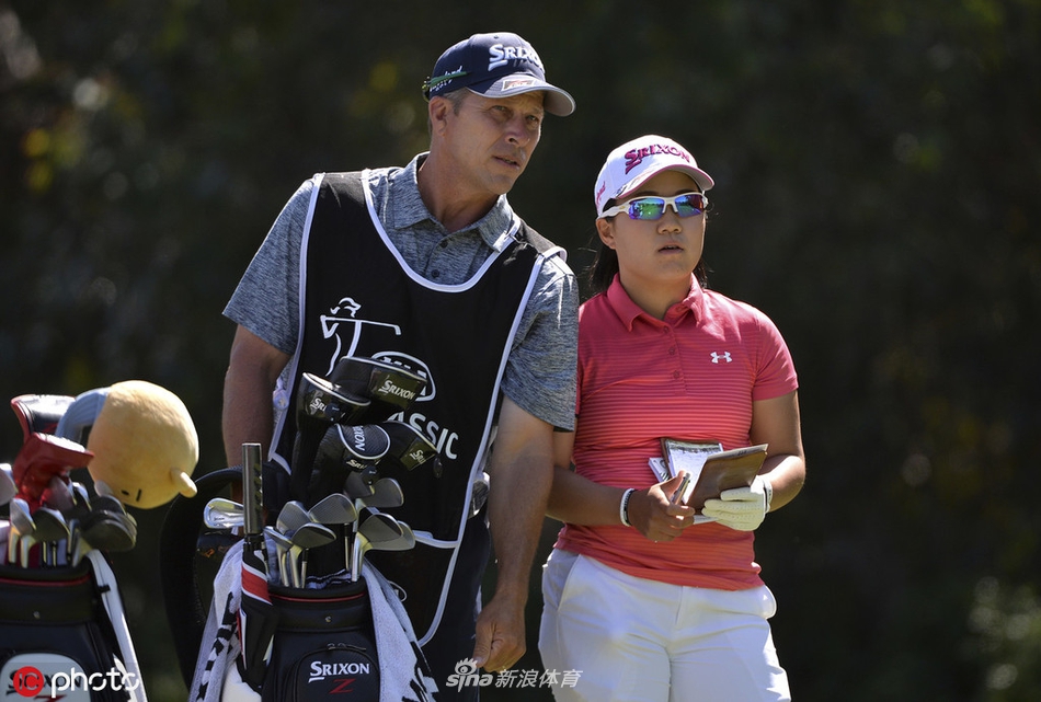 畑冈奈纱在比赛中从容不迫地准备铁杆击球，身姿挺拔，气场强大。