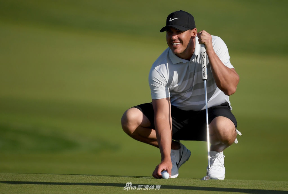 米克尔森绽放招牌笑容，与身旁友人轻松交谈，尽显王者亲和力