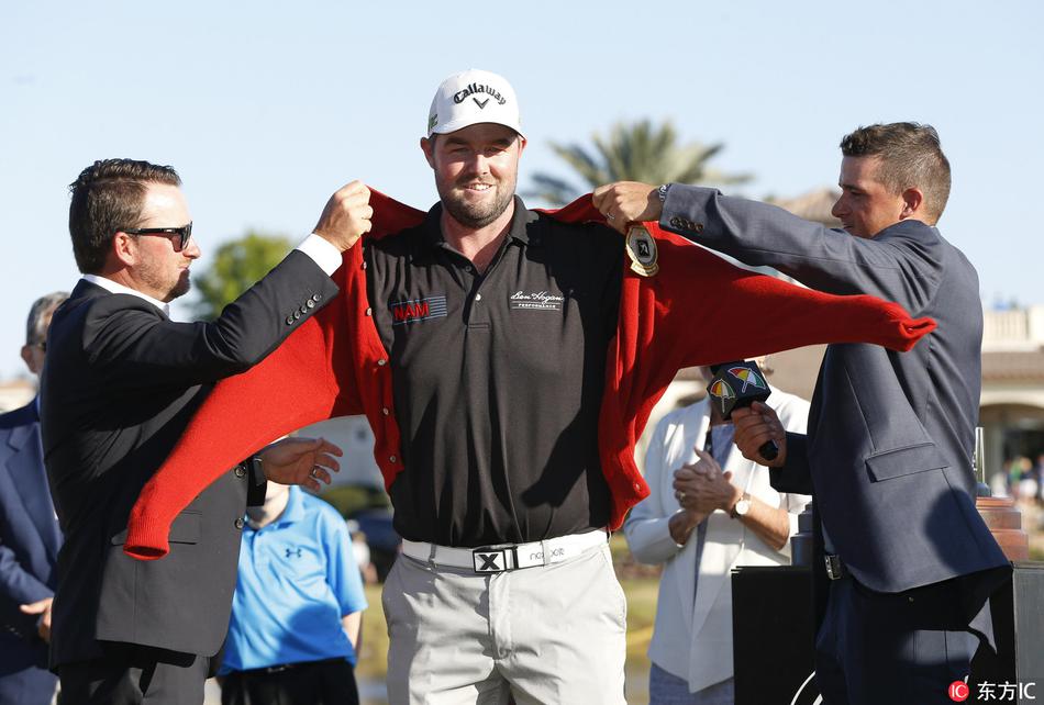 夕阳西下，金色的阳光洒在湾丘第18洞的湖面上，一名球手正在评估风险，准备发起最后的进攻。