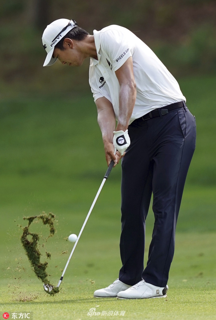 赛场摄影师在暴雨间隙，全身包裹着雨衣，依然坚守岗位，用长焦镜头捕捉球员在恶劣天气下的每一个瞬间。