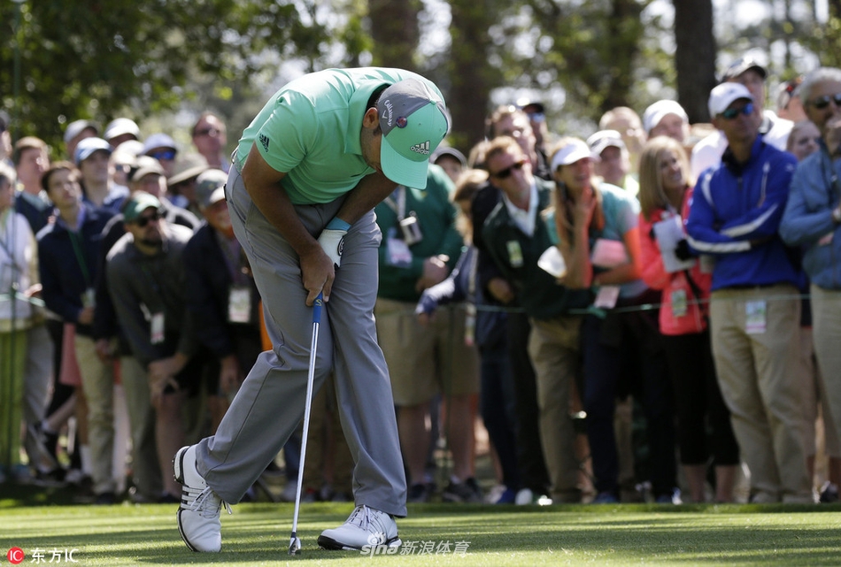 加西亚站在第十五洞发球台,眉头微蹙地凝视着远处的果岭,仿佛在预感到接下来将要面临的挑战。