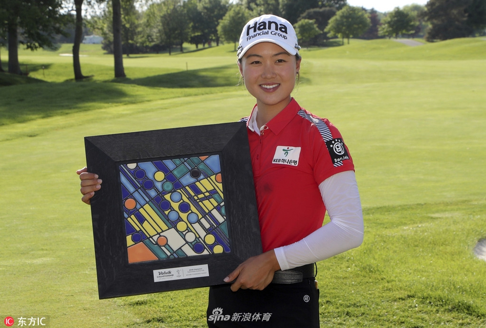 李旻智优雅挥杆开球瞬间，身体充分扭转，目光专注地望向远方的球道