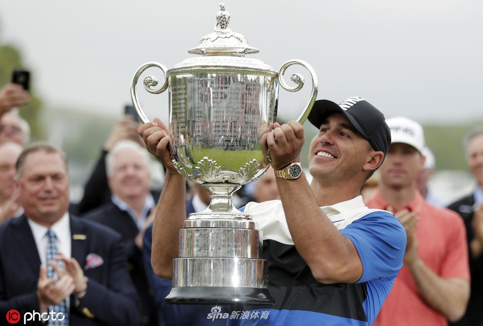 科普卡在第十八洞果岭凝神推杆，决赛轮的紧张气氛仿佛凝固在空气中。